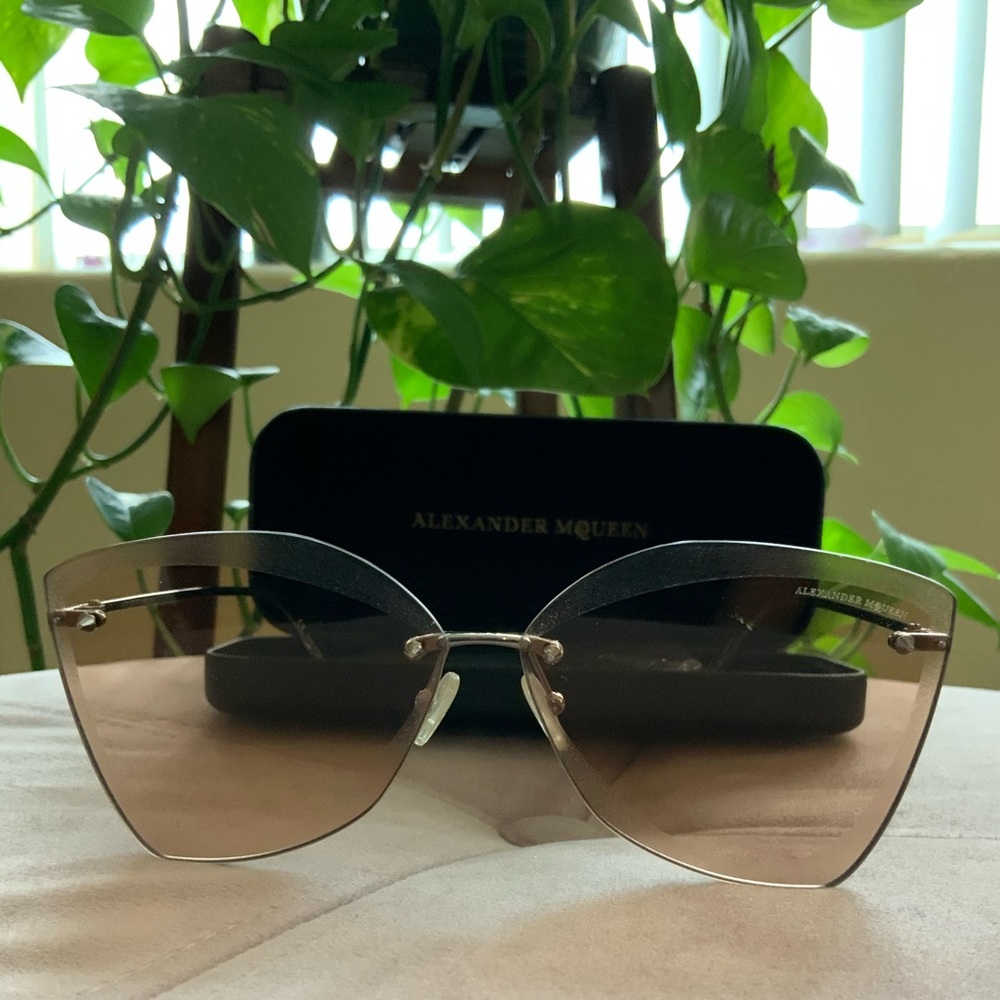 Alexander McQueen Rose Lens